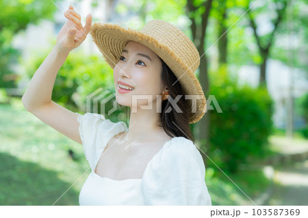 ロングヘアの女性　屋外　　　　　 103587369
