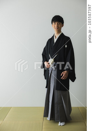 紋付袴の男性　　 103587397