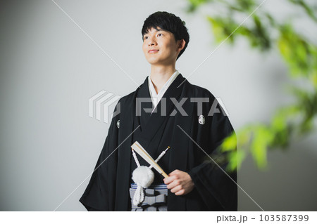 紋付袴の男性　　 103587399