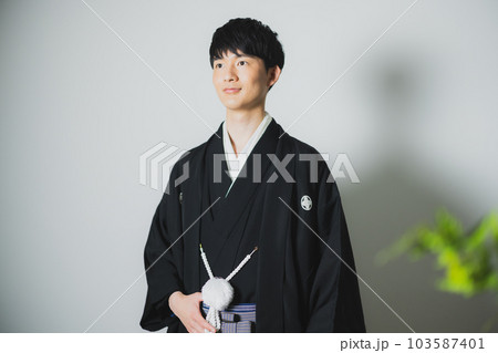 紋付袴の男性　　 103587401