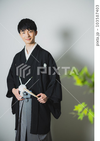 紋付袴の男性　　 103587403