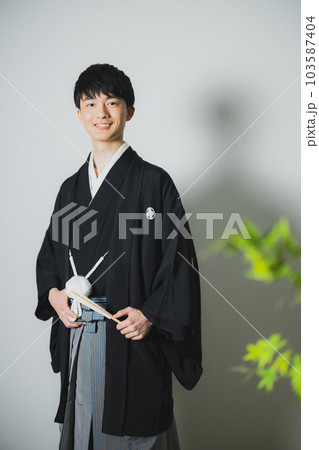 紋付袴の男性　　 103587404