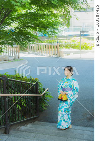 屋外を歩く浴衣の女性　　 103587425