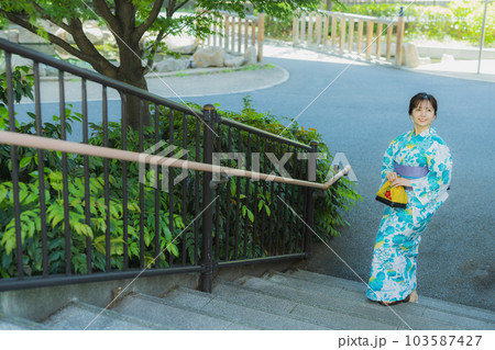 屋外を歩く浴衣の女性 屋外を歩く浴衣の女性 103587427