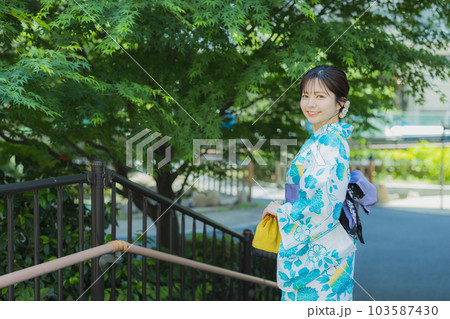 屋外を歩く浴衣の女性 屋外を歩く浴衣の女性 103587430
