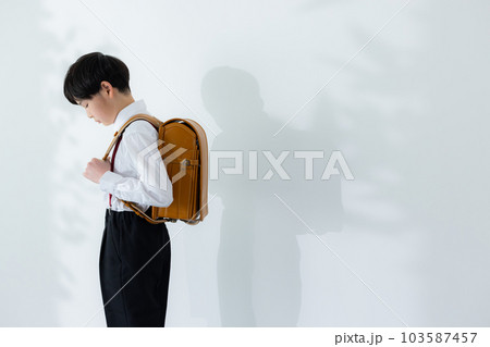 小学生の男の子　 103587457
