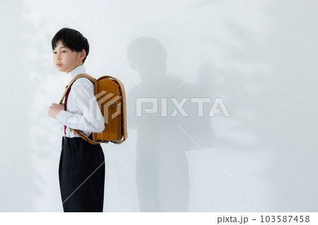 小学生の男の子　 103587458