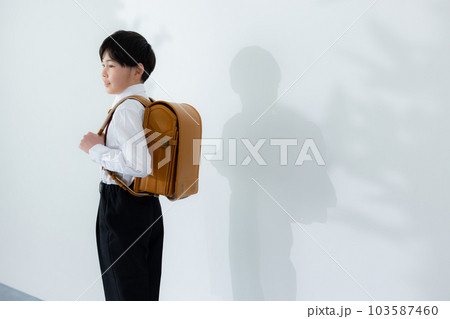 小学生の男の子　 103587460