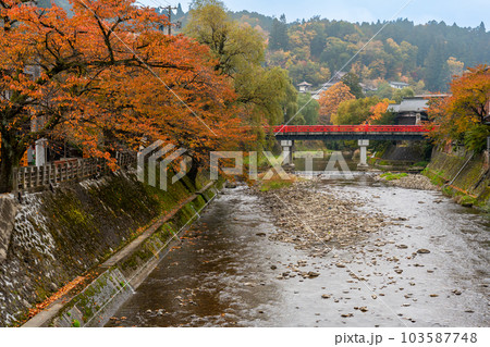 岐阜県高山市　秋の紅葉が美しい飛騨高山の代表的な橋である赤い中橋 103587748