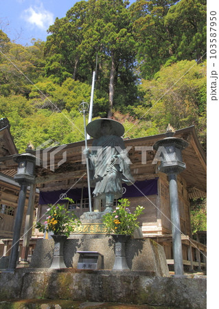 四国霊場第27番札所「神峯寺」みちびき弘法大師像 四国霊場第27番札所「神峯寺」みちびき弘法大師像 103587950