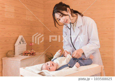 赤ちゃんをあやす産婦人科・新生児科・医者・医師・女医 103588025