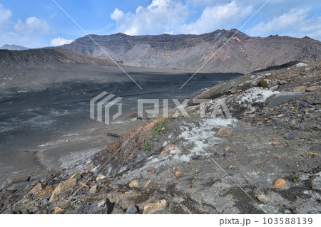 阿蘇山　古い火口跡　砂千里ヶ浜の風景 103588139
