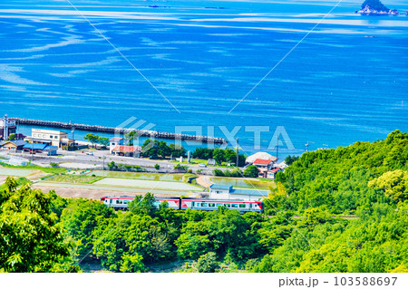 高徳線　播磨灘沿いを疾走する特急うずしお　～讃岐相生－阿波大宮～ 103588697