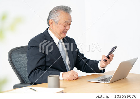 ビジネスマン　スマートフォン　検索 103589076