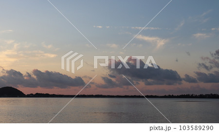 山陰海岸国立公園 久美浜湾の綺麗な夕景 山陰海岸国立公園 久美浜湾の綺麗な夕景 103589290