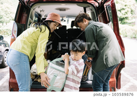 キャンプの準備をする家族・ファミリーイメージ 103589876