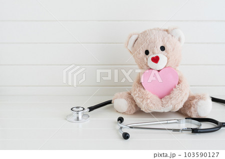 クマのぬいぐるみとハート　小児科や心療内科のイメージ素材 103590127
