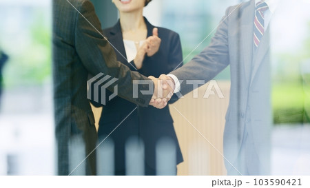 ロビーで商談するビジネスマン ロビーで商談するビジネスマン 103590421