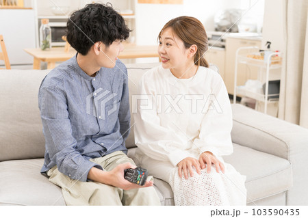 テレビを見ながら見つめ合うカップル テレビを見ながら見つめ合うカップル 103590435