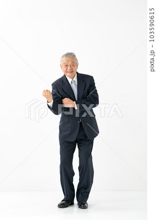 ビジネス　シニア男性　ポートレート　全身　ガッツポーズ 103590615