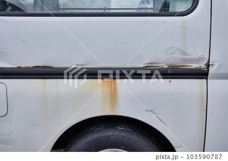 車の錆びたボディ　古い 103590787