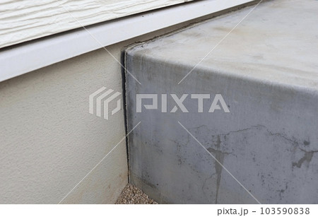 亀裂の入った一戸建てのコンクリート 亀裂の入った一戸建てのコンクリート 103590838