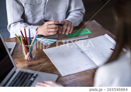 資料を見せながらマイホームの希望を聞く男性エンジニア 顔無し 資料を見せながらマイホームの希望を聞く男性エンジニア 顔無し 103590864
