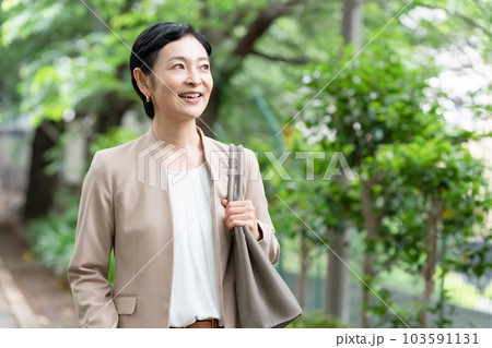 新緑 女性 ビジネス 歩く 新緑 女性 ビジネス 歩く 103591131