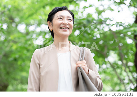 新緑 女性 ビジネス 歩く 新緑 女性 ビジネス 歩く 103591133