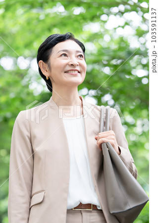 新緑 女性 ビジネス 歩く 新緑 女性 ビジネス 歩く 103591137