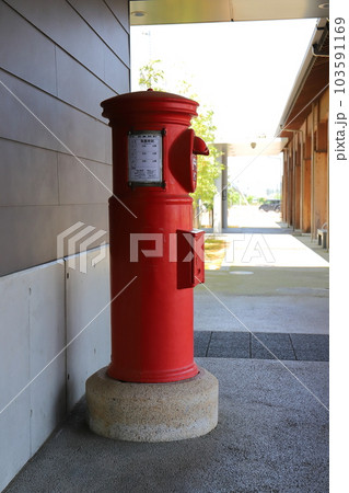 新潟 上越市 丸ポストのある風景(上越妙高駅東口) 新潟 上越市 丸ポストのある風景(上越妙高駅東口) 103591169
