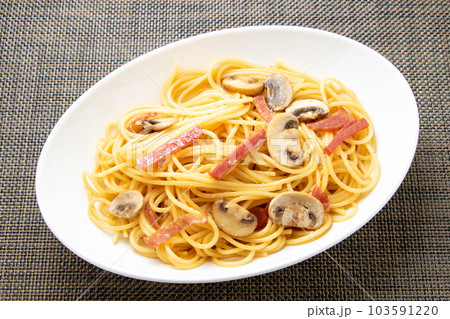 サラミソーセージとマッシュルームのパスタ(スパゲティー)。 103591220