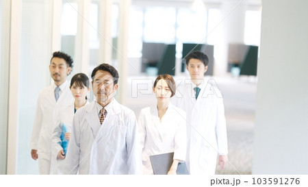 歩く医師たち 103591276