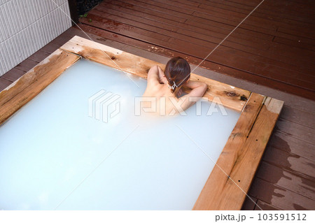 温泉に入浴する女性 103591512