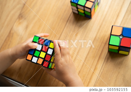 ルービックキューブで遊ぶ幼児の手 ルービックキューブで遊ぶ幼児の手 103592155