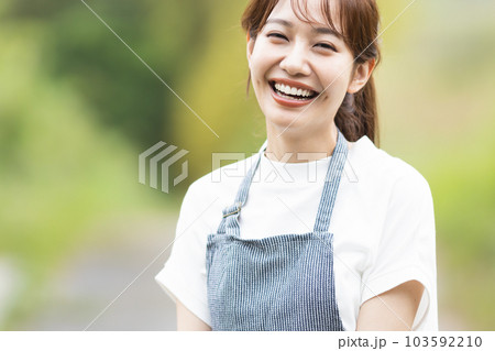 笑顔の女性 ポートレート 笑顔の女性 ポートレート 103592210