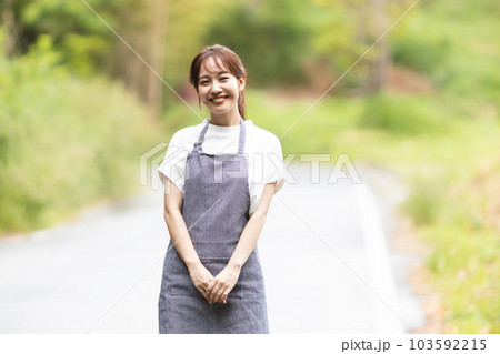 笑顔の女性 103592215