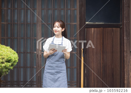 女性 タブレット ポートレート 女性 タブレット ポートレート 103592216