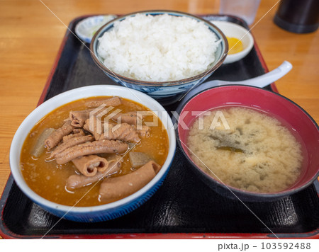 【日本】地方の定食屋で注文するモツ煮込み定食 【日本】地方の定食屋で注文するモツ煮込み定食 103592488
