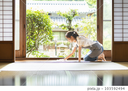 雑巾で床を掃除する女性 103592494