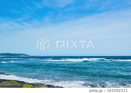 神奈川 稲村ヶ崎海岸の静かな海の風景 103592521