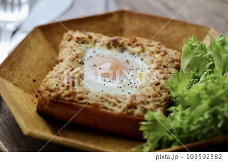 半熟卵のツナマヨトースト　土手トースト 103592582