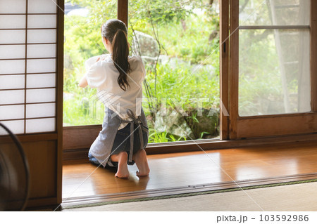 窓を掃除する女性 103592986