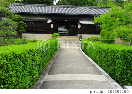 【岡山県】旧野崎家住宅の長屋門 【岡山県】旧野崎家住宅の長屋門 103593190