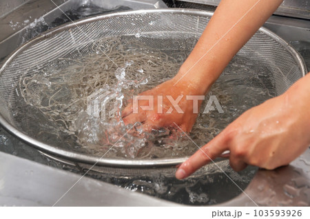 蕎麦をしめる 蕎麦をしめる 103593926