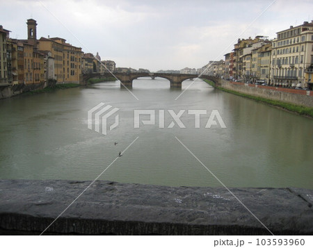 小雨のフィレンツェのヴェッキオ橋からの風景 ポンテヴェッオの写真