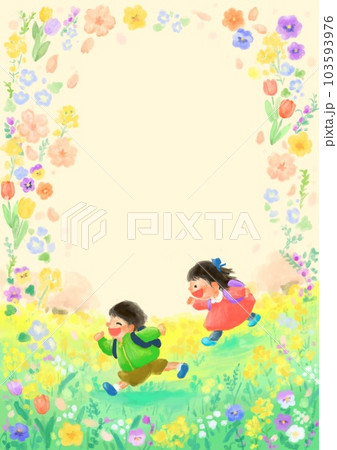 たくさんの春の花の中を走る小学一年生 103593976