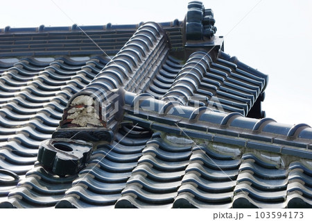 瓦屋根の隅棟の鬼瓦がはがれた様子 103594173