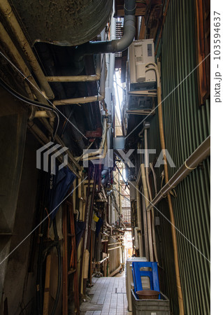 温泉街の路地 103594637