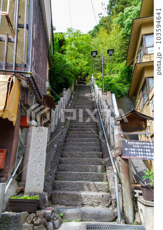 温泉街の階段 103594641